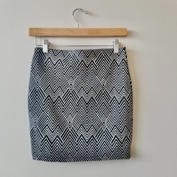 Zara Trafaluc Patterned Grey Black Women's Skirt - Picture 2 of 6